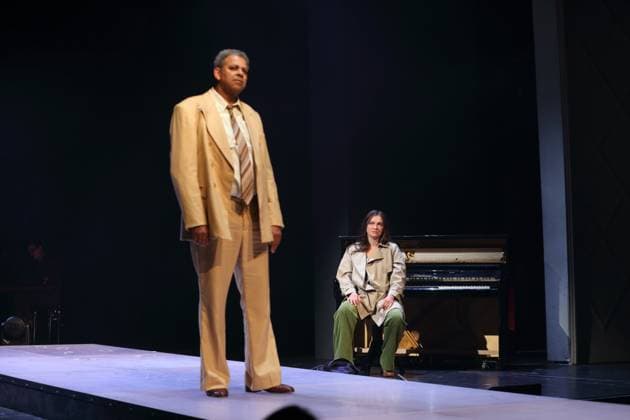 Falilou Seck (als Paul, Galerist) und Anastasia Gubareva (als Esma, Dozentin) während der Fotoprobe für Berlin Karl-Marx-Platz im Maxim Gorki Theater in Berlin, 30. Oktober 2025. Stück und Regie Hakan Savas Mican. Bühne Alissa Kolbusch. Kostüme Miriam Marto und Sylvia Rieger. Premiere ist am 1. November 2025. Maxim Gorki Theater Berlin Karl-Marx-Platz