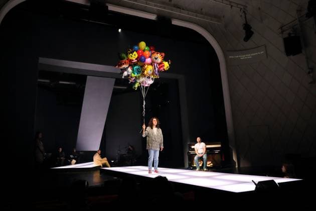 Anastasia Gubareva (als Esma, Dozentin), Falilou Seck (als Paul, Galerist), Sesede Terziyan (als Lisa) und Taner Sahintürk (als Cem), v.l., während der Fotoprobe für Berlin Karl-Marx-Platz im Maxim Gorki Theater in Berlin, 30. Oktober 2025. Stück und Regie Hakan Savas Mican. Bühne Alissa Kolbusch. Kostüme Miriam Marto und Sylvia Rieger. Premiere ist am 1. November 2025. Maxim Gorki Theater Berlin Karl-Marx-Platz