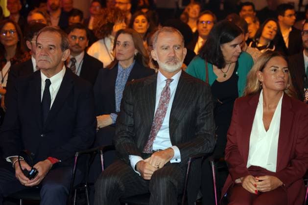 Entertainment Bilder des Tages King Felipe attends the first Ibero-American Future Congress The head of the Ibero-American General Secretariat, Andrés Allamand, and King Felipe during the Ibero-American Future Congress, at Casa América, on October 31, 2025, in Madrid Spain Organized by the Ibero-American General Secretariat SEGIB and the Fundación Encuentros del Futuro FEF , the event will address, between October 30 and 31, issues such as the future of the world order, the crisis of democracy, smart cities, neuro-rights or education in the age of artificial intelligence FAMOUS KINGS CONGRESS José Ramó Madrid Madrid Madrid Spain  Copyright: xJosÃ xRamonxHernandox 7068590