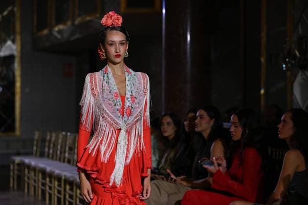International Flamenco Fashion Week Madrid, (SIMOF) in Spain - 31 Oct 2025 A model walks in a Amparo Pardal design at the International Flamenco Fashion Week Madrid, (SIMOF) show, at the Wellington Hotel. Madrid Spain Copyright: xAtilanoxGarciax xSOPAxImagesx FOTO54229