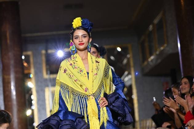 International Flamenco Fashion Week Madrid, (SIMOF) in Spain - 31 Oct 2025 A model walks in a Amparo Pardal design at the International Flamenco Fashion Week Madrid, (SIMOF) show, at the Wellington Hotel. Madrid Spain Copyright: xAtilanoxGarciax xSOPAxImagesx FOTO54272