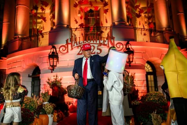 October 30, 2025, Washington, Dc, United States: U.S. President Donald Trump, and First Lady Melania Trump greet children during the annual Halloween trick-or-treat event on the South Lawn of the White House, October 30, 2025, in Washington, D.C. Washington United States - ZUMAp138 20251030_zaa_p138_018 Copyright: xDanielxTorok WhitexHousex