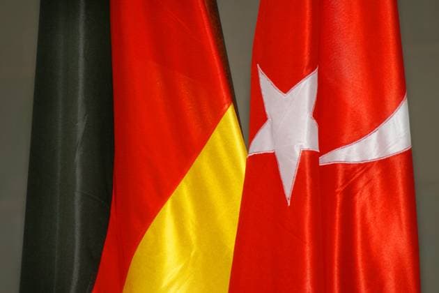 Nationalfahnen Deutschland Tuerkei DEU, Deutschland,26.10.2004, Deutsch-Franzoesischer Ministerrat mit Bundeskanzler Gerhard Schroeder, dem franzoesischen Praesidenten Jacques Chirac sowie Vertragsunterzeichnung zwischen Turkish Airlines und Airbus Dr. Candan Karlitekin und der Praesident und CEO von Airbus Herr Noel Forgeard