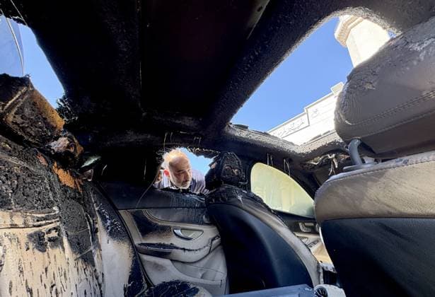 News Bilder des Tages Israeli forces set Palestinian vehicles on fire in Ramallah RAMALLAH, WEST BANK - OCTOBER 31: Israeli forces set fire the Palestinian vehicles during their raid to Deir Dibwan town in Ramallah, West Bank on October 31, 2025. The vehicles were completely destroyed by the fire. Hisham K. K. Abu Shaqra Anadolu Ramallah West Bank. Editorial use only. Please get in touch for any other usage.  Copyright: x2025xAnadoluxHishamxK.xK.xAbuxShaqrax
