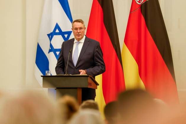 Ministerpräsident Alexander Schweitzer bei seiner Rede anlässlich einer Feierstunde zu 60 Jahre deutsch-israelische Beziehungen in der Mainzer Staatskanzlei. Im Hintergrund sind die Fahnen Israel, Bundesrepublik Deutschland und Rheinland-Pfalz zu sehen 29.10.25 *** Prime Minister Alexander Schweitzer during his speech at a ceremony to mark 60 years of German-Israeli relations in the State Chancellery in Mainz The flags of Israel, the Federal Republic of Germany and Rhineland-Palatinate can be seen in the background 29 10 25