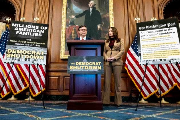 News Bilder des Tages October 31, 2025, Washington, District Of Columbia, USA: House Speaker MIKE JOHNSON (R-LA), with U.S. Secretary of Agriculture BROOKE ROLLINS on the right, speaking at a press conference at the U.S. Capitol in Washington, D.C. Washington USA - ZUMAb161 20251031_aap_b161_007 Copyright: xMichaelxBrochsteinx