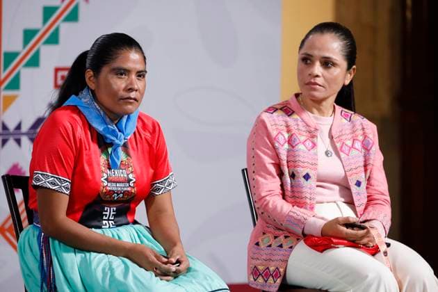 Raramuri runner Maria Lorena Ramirez Nahueachi and Mirna Beatriz De la Cruz Alvarez during a press conference on the Mexico Imparable Half Marathon at the National Palace. on October 31, 2025, in Mexico City, Mexico. Mexico City Mexico - ZUMAe321 20251031_zia_e321_007 Copyright: xLuisxBarronx