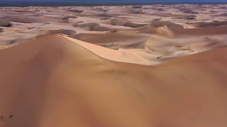 Luftaufnahme von Sanddünen in der Wüste bei Sonnenuntergang Aerial view of the sand dunes Hongoryn Els in Gobi Desert, Mongolia (License=RF) Copyright: xZoonar.com MikhailxKokhanchikovx 24186480