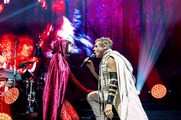 Duran Duran s Halloween concert in Manchesterester, UK - 31 Oct 2025 Simon Le Bon of Duran Duran, performs on stage, with a dancer dressed as Little Red Riding Hood during the Danse Macabre Halloween Party at the Co-op Live Arena. Duran Duran perform at their Danse Macabre Halloween Party at the Co-op Live Arena , Manchester UK Manchester United Kingdom Copyright: xAndyxVonxPipx xSOPAxImagesx Duran-Andy-Von-Pip-14
