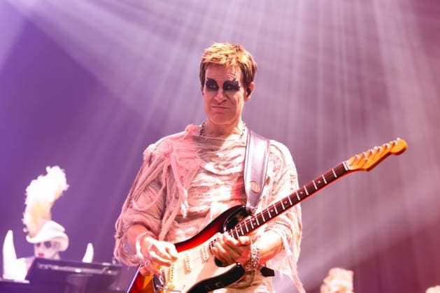 Duran Duran s Halloween concert in Manchesterester, UK - 31 Oct 2025 Dom Brown (Guitar ) of Duran Duran in Halloween fancy dress performs on stage during the Danse Macabre Halloween Party at the Co-op Live Arena. Duran Duran perform at their Danse Macabre Halloween Party at the Co-op Live Arena , Manchester UK Manchester United Kingdom Copyright: xAndyxVonxPipx xSOPAxImagesx Duran-Andy-Von-Pip-16