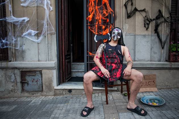 October 31, 2025, Montevideo, Montevideo, Uruguay: October 31, 2025, Montevideo, Uruguay: Hundreds of children went door-to-door this Friday, asking, Trick or treat? hoping to receive candy or some kind of sweets, or ready to play a trick if they didn t get anything. Halloween in Uruguay has always faced some resistance from the public, although in recent years its acceptance has steadily grown. Pumpkins, witch costumes, and cobwebs are increasingly common in shops, homes, and workplaces. Montevideo Uruguay - ZUMAa179 20251031_aap_a179_018 Copyright: xRobertoxAlmeidaxAveledox