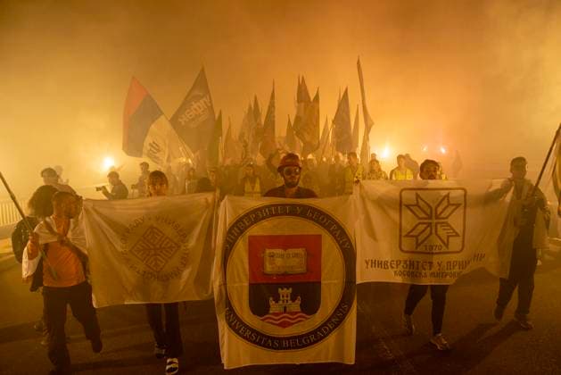 Students arrive for the commemoration of the Novi Sad tragedy in Novi Sad, Serbia - 31 OCT 2025 Student hold flags and banners on the arrival to the Limanski Park in Novi Sad. Thousands of protesters gathered by the Limanski Park, to welcome the students and supporters on arrival for the first commemoration of the Novi Sad tragedy in Serbia. It is happened on the 1st of November 2024, when the Novi Sad railway station canopy collapsed and killed 16 people. Novi Sad Serbia Copyright: xKrisztianxElekx xSOPAxImagesx SSS_20251031_NOVI_SAD_0011005071