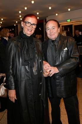 Olaf Plotzky mit Gast bei der Premiere des Theaterstücks Carmen darf nicht platzen in der Komödie am Kurfürstendamm im Ernst-Reuter-Saal. Berlin, 31.10.2025