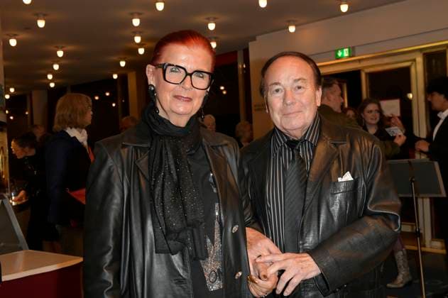 Olaf Plotzky mit Gast bei der Premiere des Theaterstücks Carmen darf nicht platzen in der Komödie am Kurfürstendamm im Ernst-Reuter-Saal. Berlin, 31.10.2025