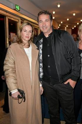 Denise Zich und Andreas Elsholz bei der Premiere des Theaterstücks Carmen darf nicht platzen in der Komödie am Kurfürstendamm im Ernst-Reuter-Saal. Berlin, 31.10.2025