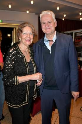Helga Schlack und Martin Woelffer bei der Premiere des Theaterstücks Carmen darf nicht platzen in der Komödie am Kurfürstendamm im Ernst-Reuter-Saal. Berlin, 31.10.2025