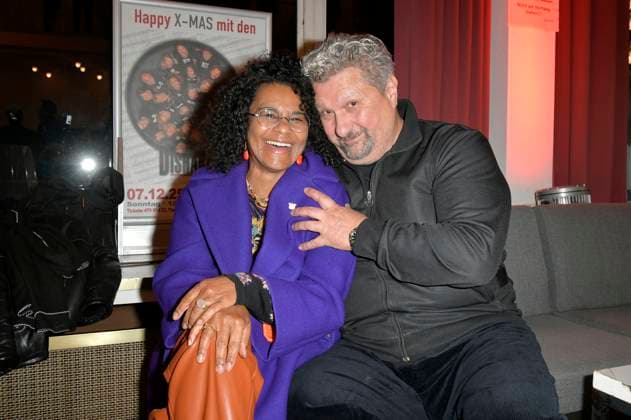 Adisat Semenitsch und Aykut Kayacik bei der Premiere des Theaterstücks Carmen darf nicht platzen in der Komödie am Kurfürstendamm im Ernst-Reuter-Saal. Berlin, 31.10.2025