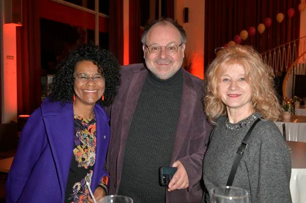 Adisat Semenitsch, Markus Majowski und Barbara Schilling bei der Premiere des Theaterstücks Carmen darf nicht platzen in der Komödie am Kurfürstendamm im Ernst-Reuter-Saal. Berlin, 31.10.2025