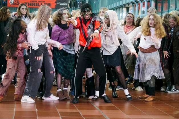 cntv Thriller- Gruseliger Michael Jackson Flashmob mit Untoten und Zombis in der Wandelhalle am Hamburger Hauptbahnhof an Halloween 31.10.2025 mit dabei Koffi Missah Imitator von Michael Jackson Ca.150 Menschen stellen das Thriller Video nachvon der Stage Mucical Company deutschlandweit gesucht und gecastet um am heutigen Halloween Tag mittags um 12:00 Uhr einen Flashmob zum Nachstellen des weltberühmten Michael Jackson Thriller Video zu zeigen. Hamburg Deutschland *** cntv Thriller Scary Michael Jackson Flashmob with undead and zombies in the Wandelhalle at Hamburg Central Station on Halloween 31 10 2025 with Koffi Missah impersonator of Michael Jackson Approximately 150 people recreate the Thriller video from the Stage Mucical Company se