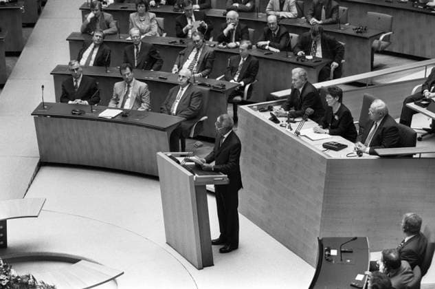Deutschland, Bonn, 22.05.1996 Archiv: 55-38-16 Südafrikas Präsident Mandela in Bonn Foto: Nelson Mandela bei Rede im Bundestag, links Helmut Kohl, Bundeskanzler Südafrikas Präsident Mandela in Bonn Südafrikas Präsident Mandela in Bonn *** Germany, Bonn, 22 05 1996 Archive 55 38 16 South Africas President Mandela in Bonn Photo Nelson Mandela speaking in the Bundestag, left Helmut Kohl, Federal Chancellor South Africas President Mandela in Bonn South Africas President Mandela in Bonn