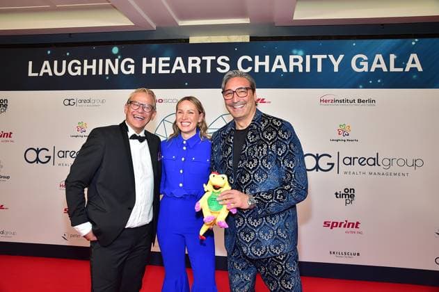 16. Laughing Hearts Charity Gala Daniel Kloss, Evelyn Weigert, Mousse T. Musikproduzent Ankunft, roter Teppich zur 16. Laughing Hearts Charity Gala im JM Marriott Hotel in Berlin am 01.11.2025