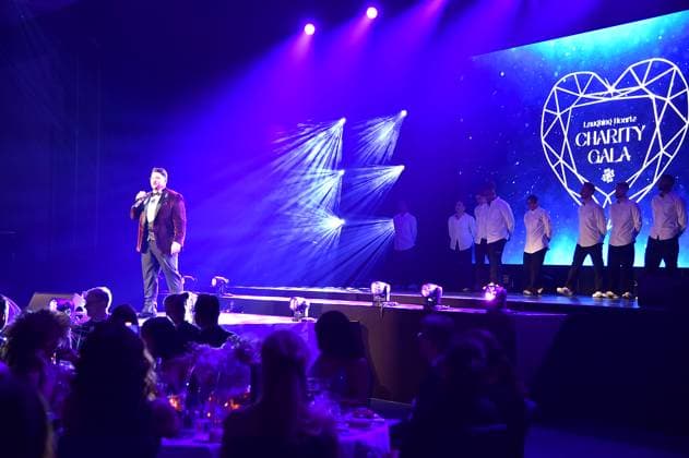 16. Laughing Hearts Charity Gala Rikcardo Marinello, liveauftritt Ankunft, roter Teppich zur 16. Laughing Hearts Charity Gala im JM Marriott Hotel in Berlin am 01.11.2025