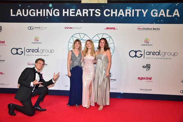 16. Laughing Hearts Charity Gala Präsident Laughing Hearts Dr. Nidal Al-Saadi und seine Töchter Ankunft, roter Teppich zur 16. Laughing Hearts Charity Gala im JM Marriott Hotel in Berlin am 01.11.2025