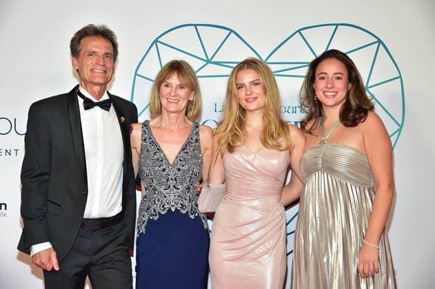 16. Laughing Hearts Charity Gala Präsident Laughing Hearts Dr. Nidal Al-Saadi mit Ehefrau und Töchter Ankunft, roter Teppich zur 16. Laughing Hearts Charity Gala im JM Marriott Hotel in Berlin am 01.11.2025