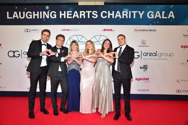 16. Laughing Hearts Charity Gala Präsident Laughing Hearts Dr. Nidal Al-Saadi mit Ehefrau, und Familie Ankunft, roter Teppich zur 16. Laughing Hearts Charity Gala im JM Marriott Hotel in Berlin am 01.11.2025