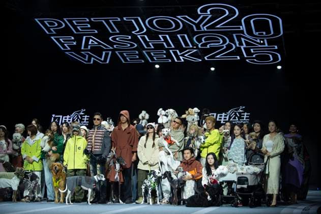 5th PETJOY FASHIION WEEK in Shanghai The owner walked the runway with their pet at the 5th PETJOY FASHIION WEEK in Shanghai, China on November 1, 2025. Shanghai Shanghai China  Copyright: xCFOTOx i1762038398075