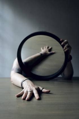 Porträt einer Frau hinter einem Spiegel, Innenaufnahme Portrait of a woman behind a mirror, interior view Copyright: imageBROKER FranziskaxRitter ibxadr15515846.jpg ,model released, Symbolfoto ,property released