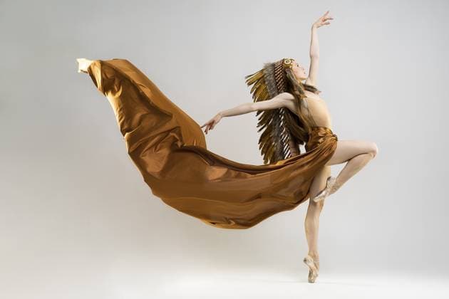 Wilde, schöne Indianerin mit einer großen braunen Federwolke. Sie tanzt wie der Geist der Freiheit Wild, beautiful american indian woman with big plume of brown feathers. dancing like the spirit of freedom Copyright: imageBROKER FernandoxCort ibxiqx14418220.jpg ,model released, Symbolfoto ,property released