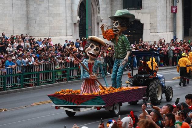 Day of the Dead parade in Mexico City MEXICO CITY, MEXICO - NOVEMBER 01: A float is displayed as spectators watch the annual Day of the Dead parade along the main avenues in the city center, in Mexico City, Mexico on November 01, 2025. According to the authorities, more than 8,000 participants took part in the annual Day of the Dead parade this year. Daniel Cardenas Anadolu Mexico City Mexico. Editorial use only. Please get in touch for any other usage.  Copyright: x2025xAnadoluxDanielxCardenasx