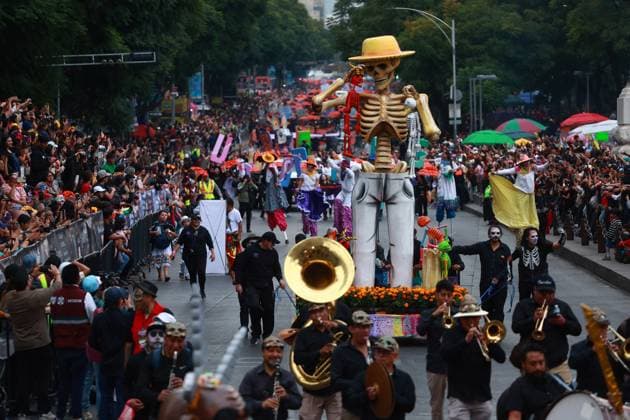 Day of the Dead parade in Mexico City MEXICO CITY, MEXICO - NOVEMBER 01: People dressed in costumes take part in the annual Day of the Dead parade while holding a skeleton figure along the main avenues in the city center, in Mexico City, Mexico on November 01, 2025. According to the authorities, more than 8,000 participants took part in the annual Day of the Dead parade this year. Daniel Cardenas Anadolu Mexico City Mexico. Editorial use only. Please get in touch for any other usage.  Copyright: x2025xAnadoluxDanielxCardenasx