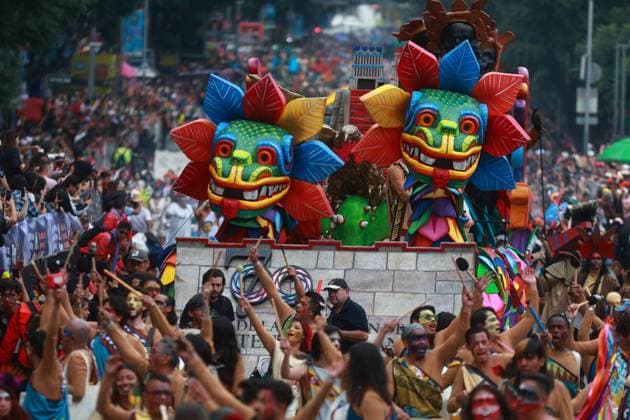 Day of the Dead parade in Mexico City MEXICO CITY, MEXICO - NOVEMBER 01: People dressed in costumes take part in the annual Day of the Dead parade along the main avenues in the city center, in Mexico City, Mexico on November 01, 2025. According to the authorities, more than 8,000 participants took part in the annual Day of the Dead parade this year. Daniel Cardenas Anadolu Mexico City Mexico. Editorial use only. Please get in touch for any other usage.  Copyright: x2025xAnadoluxDanielxCardenasx