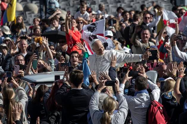 Entertainment Bilder des Tages November 1, 2025, Vatican City, Vatican: Pope Leo XIV greets a faithful at the end of a Mass for the Solemnity of All Saints and on the occasion of the Jubilee of Education in which he proclaimed St. John Henry Newman a Doctor of the Church in St. Peter s Square at the Vatican. Vatican City Vatican - ZUMAs197 20251101_aaa_s197_164 Copyright: xMariaxGraziaxPicciarellax