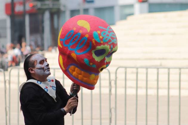 Annual Dia de Muertos Parade A person taking part during the 2025 Dia de Muertos Parade at Paseo de la Reforma avenue on the Day of the Dead celebration. 1.5 million people attended the annual Dia de Muertos Parade. on November 1, 2025 in Mexico City, Mexico. (Photo by Carlos Santiago Eyepix Group) Copyright: xCarlosxSantiagox xEyepixxGroupx CS_01112025_124839