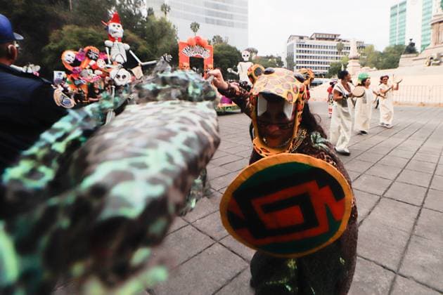 Annual Dia de Muertos Parade A person taking part during the 2025 Dia de Muertos Parade at Paseo de la Reforma avenue on the Day of the Dead celebration. 1.5 million people attended the annual Dia de Muertos Parade. on November 1, 2025 in Mexico City, Mexico. (Photo by Carlos Santiago Eyepix Group) Copyright: xCarlosxSantiagox xEyepixxGroupx CS_01112025_124857