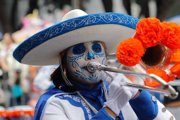 Annual Dia de Muertos Parade A person taking part during the 2025 Dia de Muertos Parade at Paseo de la Reforma avenue on the Day of the Dead celebration. 1.5 million people attended the annual Dia de Muertos Parade. on November 1, 2025 in Mexico City, Mexico. (Photo by Carlos Santiago Eyepix Group) Copyright: xCarlosxSantiagox xEyepixxGroupx CS_01112025_124879