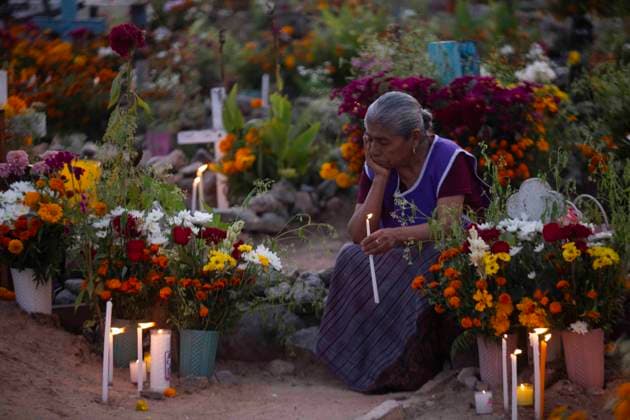 November 1, 2025, Huitziltepec, Guerrero, Mexico: Very close to Chilpancingo, in Guerrero, the residents of the Nahuatl community of Huitziltepec did not forget to remember their dead. As they do every year, the residents of Huitziltepec began to arrive at the village cemetery to place flowers and light candles on the graves of their loved ones. ..Among the graves, people light as many candles as they can, and with the yellow hue of the cempasoºchil flowers and the warm light of the candles, the cemetery is completely illuminated. Huitziltepec Mexico - ZUMAs310 20251101_zip_s310_014 Copyright: xLuisxExSalgadox
