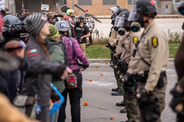 Entertainment Bilder des Tages Protests at Broadview Immigration Detention Facility in Broadview, USA - 01 Nov 2025 Police face off against demonstrators in front of the Broadview Immigration Detention Facility. A lawsuit filed October 30, 2025 alleges inhumane, degrading, and humiliating conditions in the facility with a lack of food, water, access to hygiene and medical care, or places to sleep. Broadview United States Copyright: xJenxGolbeckx xSOPAxImagesx _1JG0576