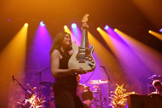 Rebecca Lovell von der Band Larkin Poe bei einem Konzert im Tempodrom in Berlin, 1. November 2025. Larkin Poe Konzert Berlin