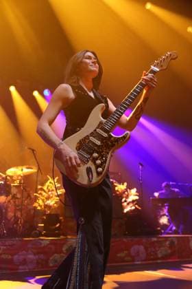 Rebecca Lovell von der Band Larkin Poe bei einem Konzert im Tempodrom in Berlin, 1. November 2025. Larkin Poe Konzert Berlin
