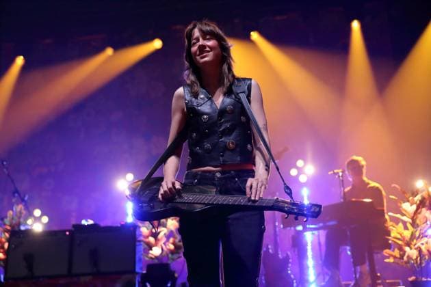 Megan Lovell von der Band Larkin Poe bei einem Konzert im Tempodrom in Berlin, 1. November 2025. Larkin Poe Konzert Berlin
