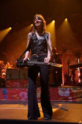 Megan Lovell von der Band Larkin Poe bei einem Konzert im Tempodrom in Berlin, 1. November 2025. Larkin Poe Konzert Berlin