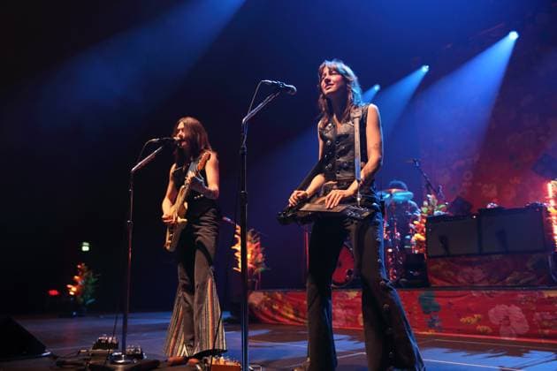 Rebecca Lovell und Megan Lovell, v.l., von der Band Larkin Poe bei einem Konzert im Tempodrom in Berlin, 1. November 2025. Larkin Poe Konzert Berlin