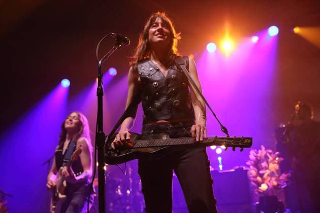 Rebecca Lovell und Megan Lovell, v.l., von der Band Larkin Poe bei einem Konzert im Tempodrom in Berlin, 1. November 2025. Larkin Poe Konzert Berlin