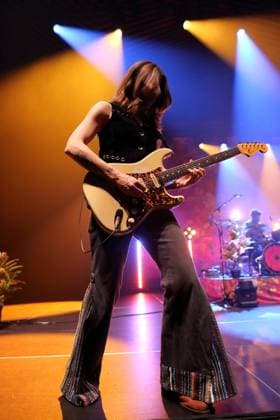 Rebecca Lovell von der Band Larkin Poe bei einem Konzert im Tempodrom in Berlin, 1. November 2025. Larkin Poe Konzert Berlin