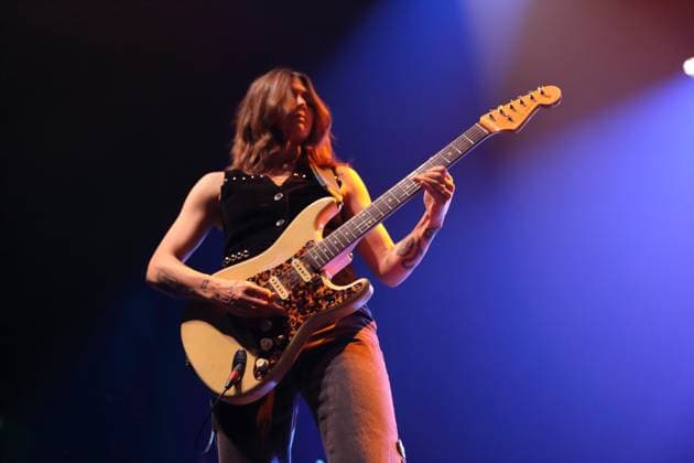 Rebecca Lovell von der Band Larkin Poe bei einem Konzert im Tempodrom in Berlin, 1. November 2025. Larkin Poe Konzert Berlin