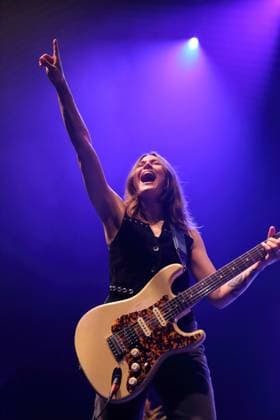 Rebecca Lovell von der Band Larkin Poe bei einem Konzert im Tempodrom in Berlin, 1. November 2025. Larkin Poe Konzert Berlin